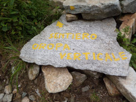 Segnaletica Sentiero Oropa Verticale (47646 bytes)